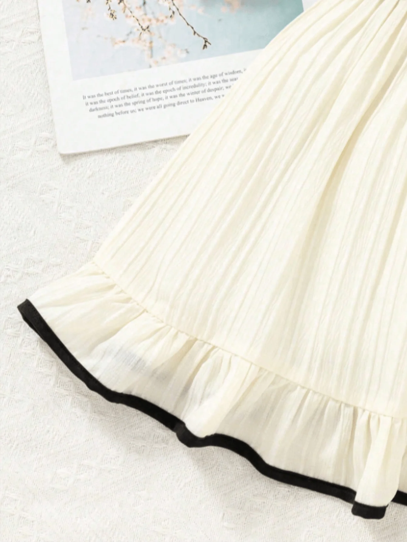 Mädchenkleid mit Rundhalsausschnitt, langen Ärmeln, tailliertem Schnitt, Schleife, gestreiftem Rock und Schlitz, Kinderbekleidung – Detail 8