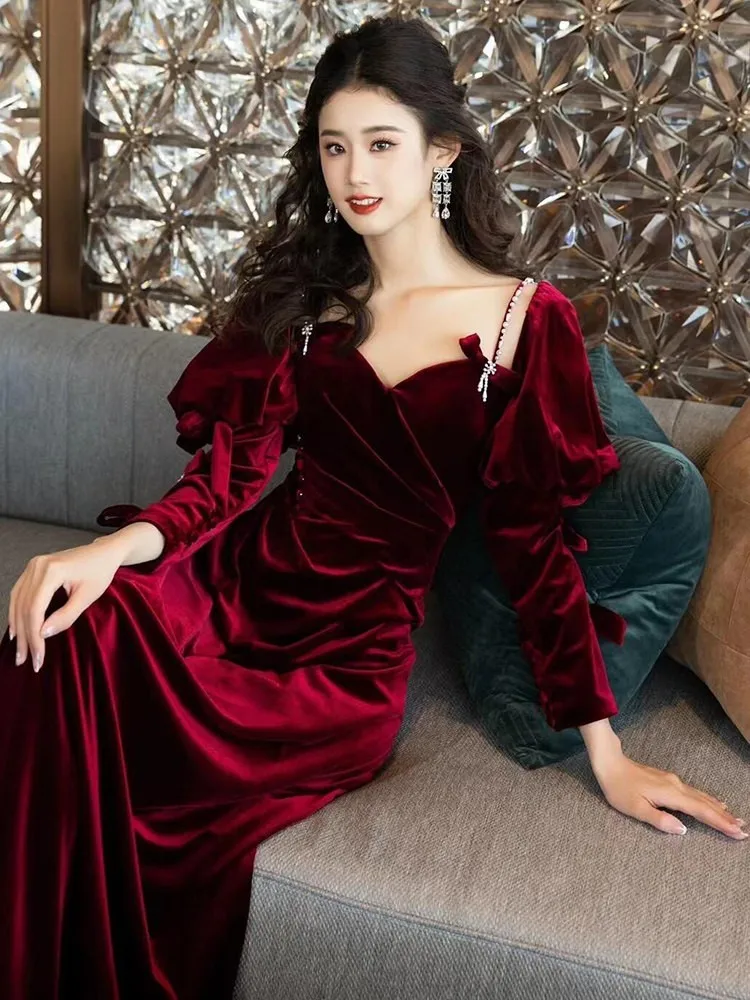 

A new long-sleeved toasting wine red style long and elegant dress