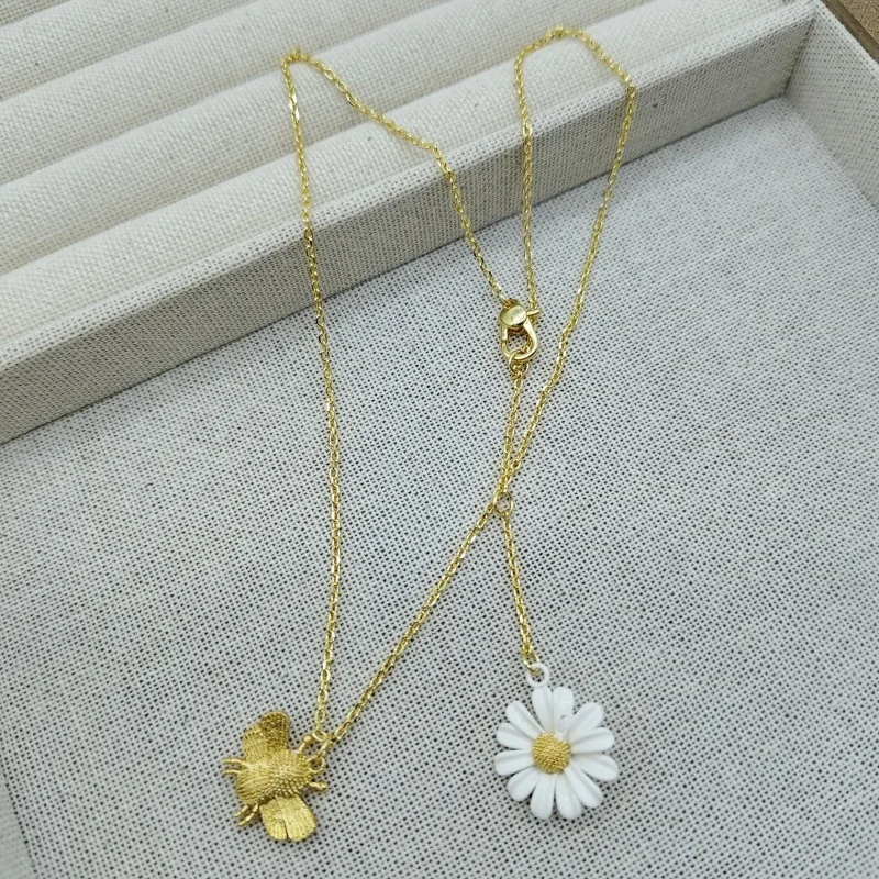 

Qingdao jewelry simple and fashionable electroplated small daisy necklace pendant set enamel glaze