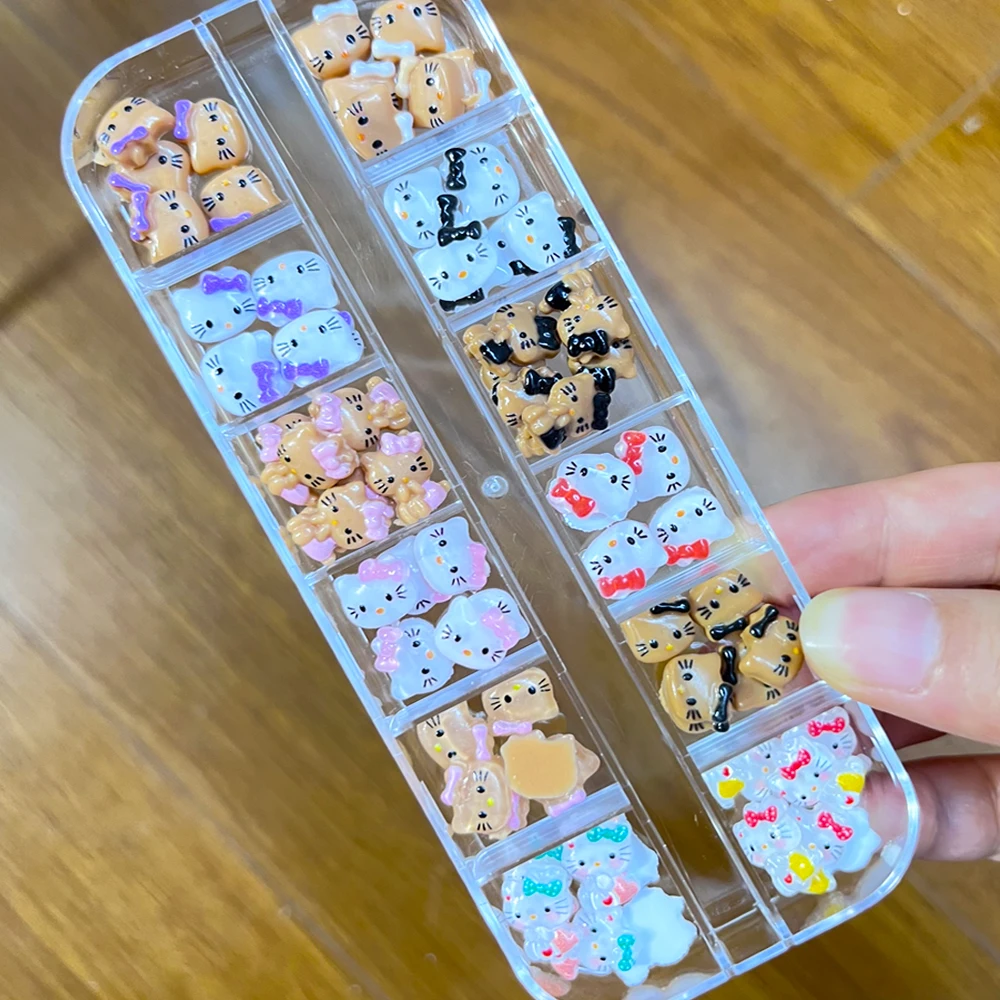 ชุดตกแต่งเล็บลายการ์ตูน 3 มิติ 12 ช่อง ลายคิตตี้หลากสี สไตล์ Y2K สีขาว/น้ำตาล พร้อมโบว์สีชมพูแบบเฮลโลคิตตี้ ประดับเล็บด้วยเพชรเทียม สำหรับตกแต่งเล็บสไตล์เกาหลี