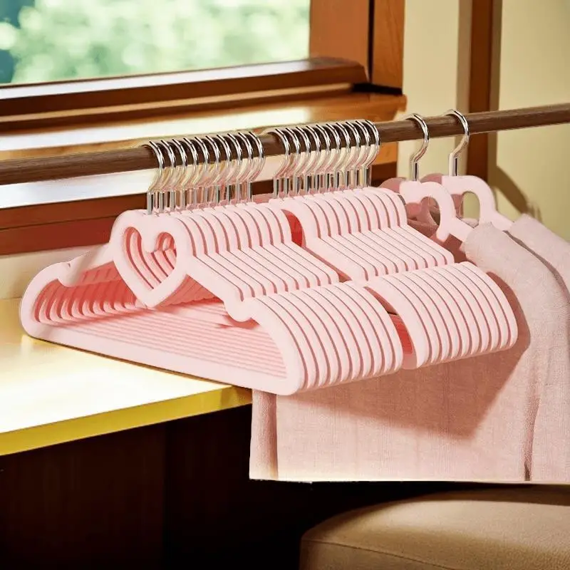 10 Stück niedliche, herzförmige Kleiderbügel, die Platz sparen und rutschfest sind, ideal für die Organisation von Kleidung im Kinderzimmer oder im Kleiderschrank. – Detail 1