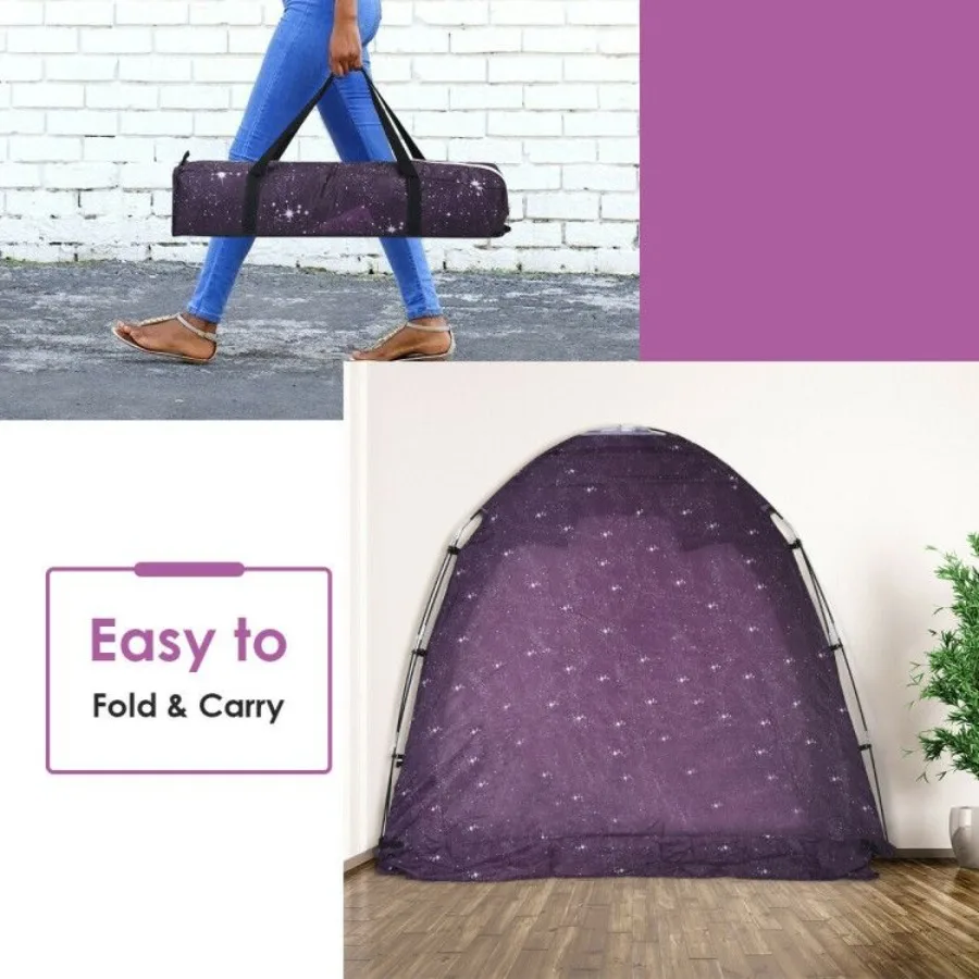 Lit tente de jeu de confidentialité intérieure sur lit avec sac