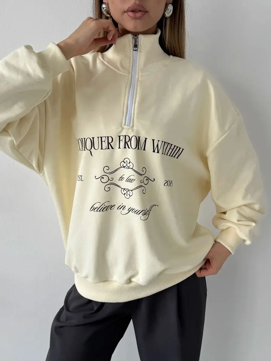 T2K Aesthetic College นักเรียนยืนครึ่งเปิดซิปเสื้อกันหนาว Retro Letter พิมพ์เสื้อแขนยาวฤดูใบไม้ร่วงหลวมกีฬา