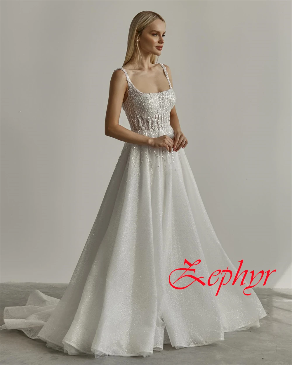 Maßgeschneidertes, hochwertiges weißes Organza-Hochzeitskleid, sexy, quadratischer Kragen, Spaghettiträger, ärmellos, Kapellenschleppe, Brautkleider