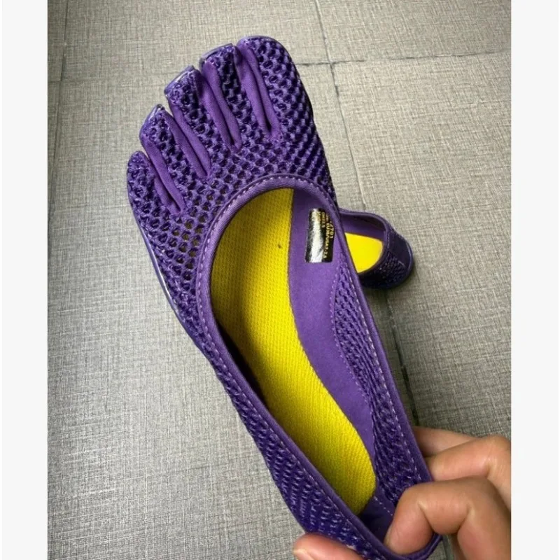 Pilates Indoor Fitness Yoga Dance Shoes V-Soul Five-finger Shoes Fivefingers Split-toed Shoes with logo in the packaging box.
