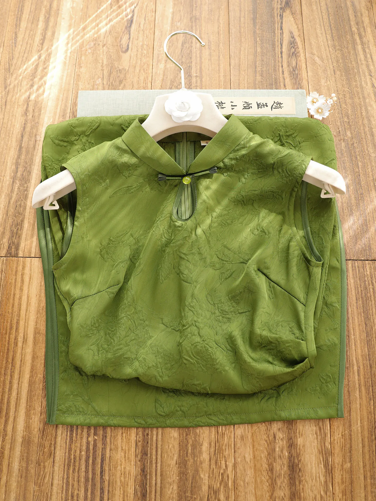

Elegant Green Retro Chinese Style Sleeveless Qipao Women's Fashionable Waist-Cinched Office Wear Spring Summer New Arrival