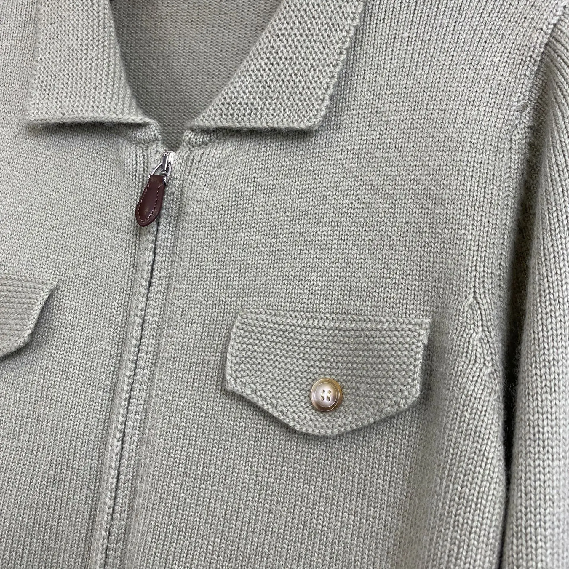 เสื้อคาร์ดิแกนไหมแคชเมียร์ถัก สีพื้น ซิปติดปก สไตล์ใหม่ ฤดูใบไม้ร่วงและฤดูหนาว ปี 2025 แฟชั่นทันสมัย ใส่ได้หลากหลาย สไตล์ลำลอง สำหรับผู้หญิง