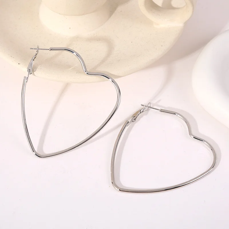 European Exaggerated Heart Hoop Earrings for Women Gold Color Metal Hollow LOVE Hearts Loop Earrings aretes de mujer 2024