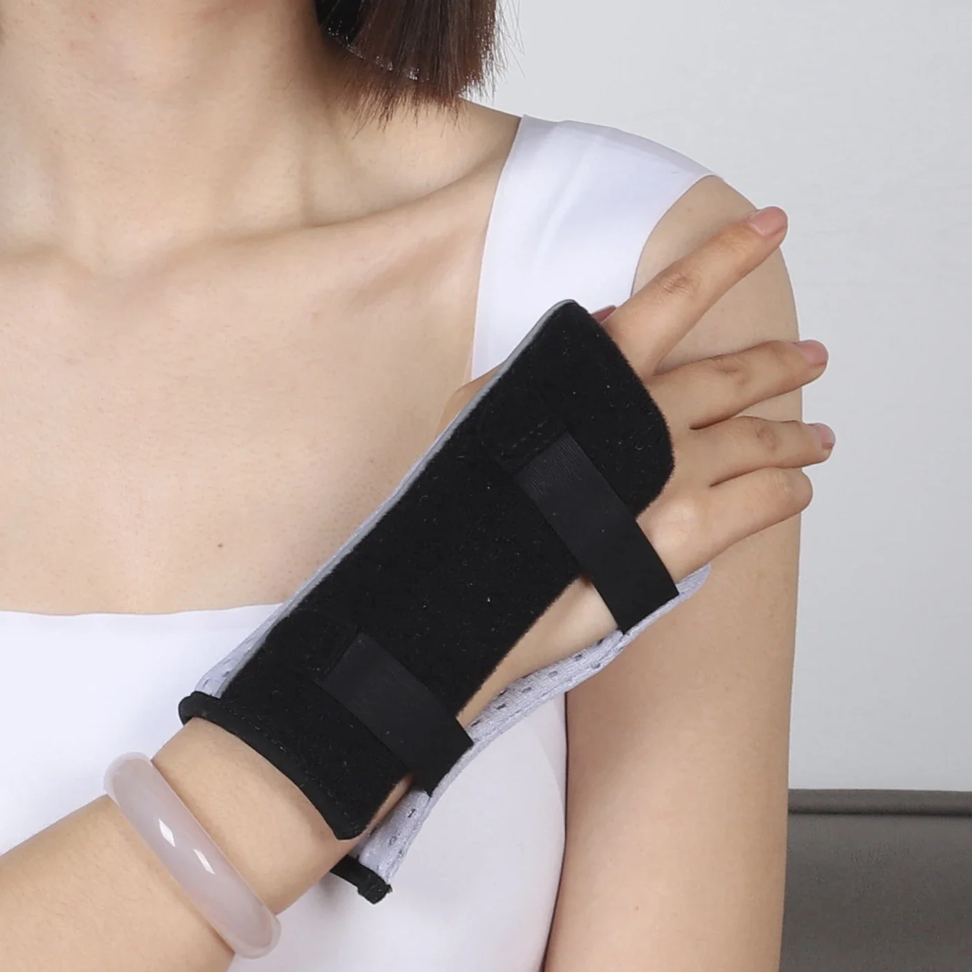 Термопластичный бандаж на запястье