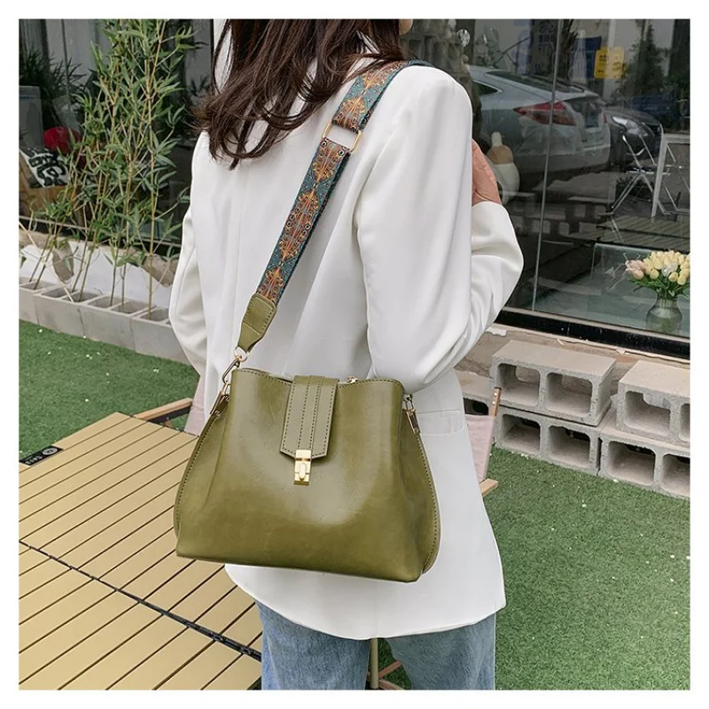 

Ladies Tote Bag Made Of Zinnia-Patterned Leather Featuring Trendy Bali Casual Lightweight Soft Daily Look​