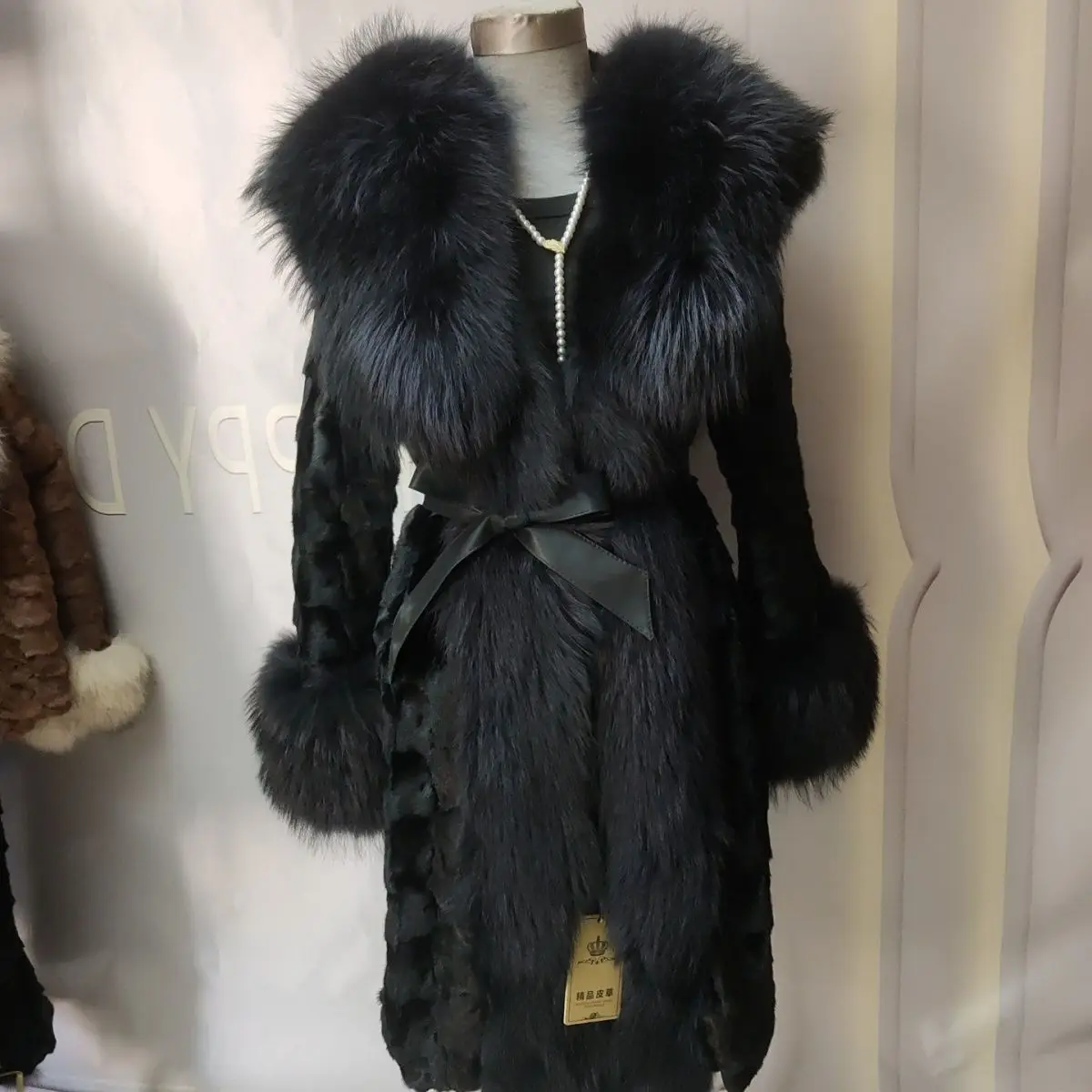 Lange Damenoberbekleidung aus Nerzfell im neuesten Design mit großem Waschbärpelzkragen und Kapuze