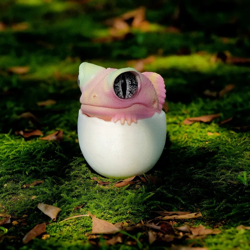 Hand Painted Crested Gecko Figurine Tumbler, Cute Reptile Wobble Model, Collectible Art Ornament for Desktop Table Display Decor