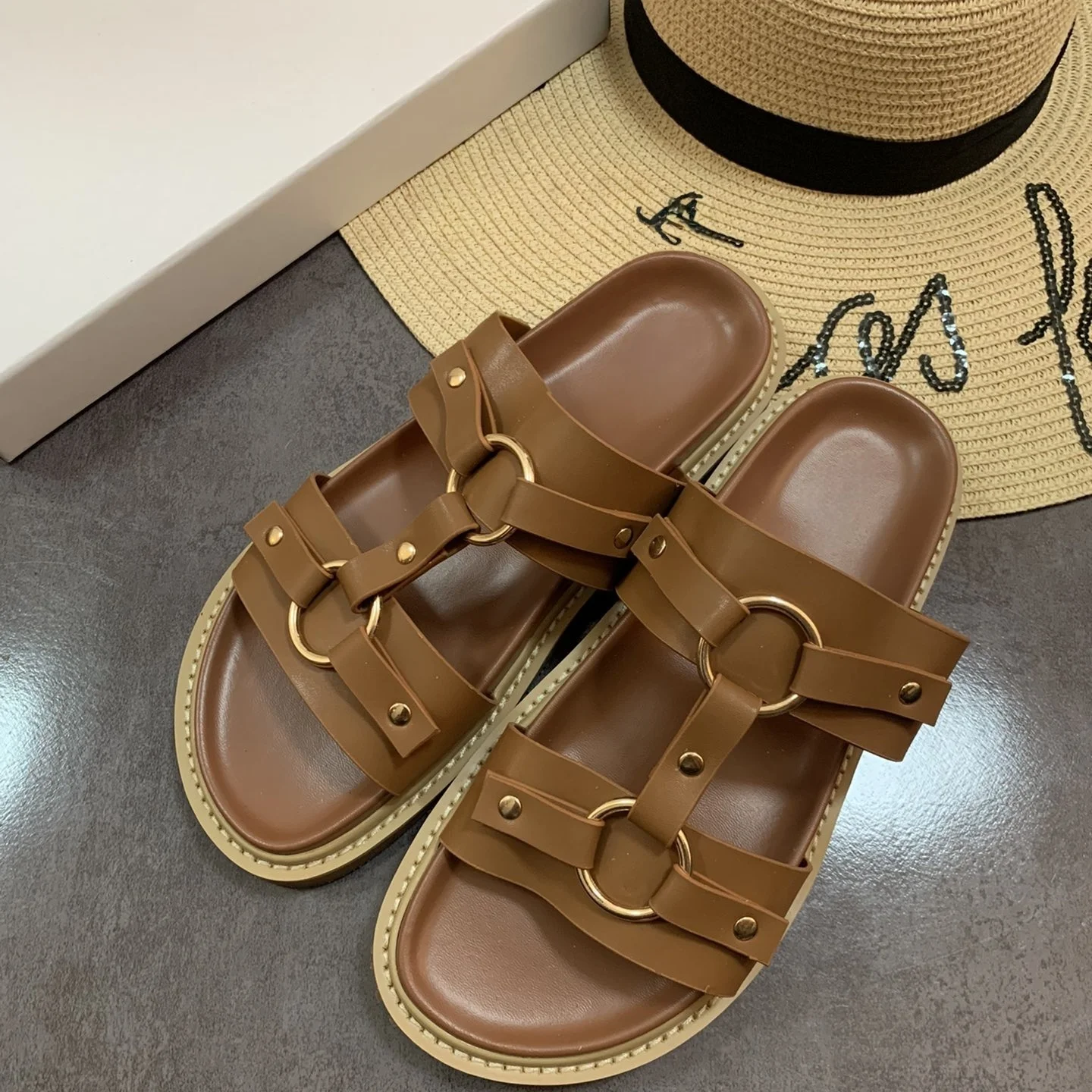 

Новые летние винтажные римские тапочки с круглой пряжкой, сандалии на толстой подошве, пляжные повседневные кожаные тапочки с металлической пряжкой