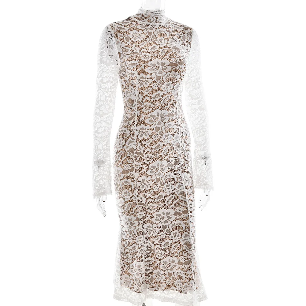 فستان طويل من الدانتيل الفرنسي ملفوف على الورك باللون الأبيض بأكمام طويلة