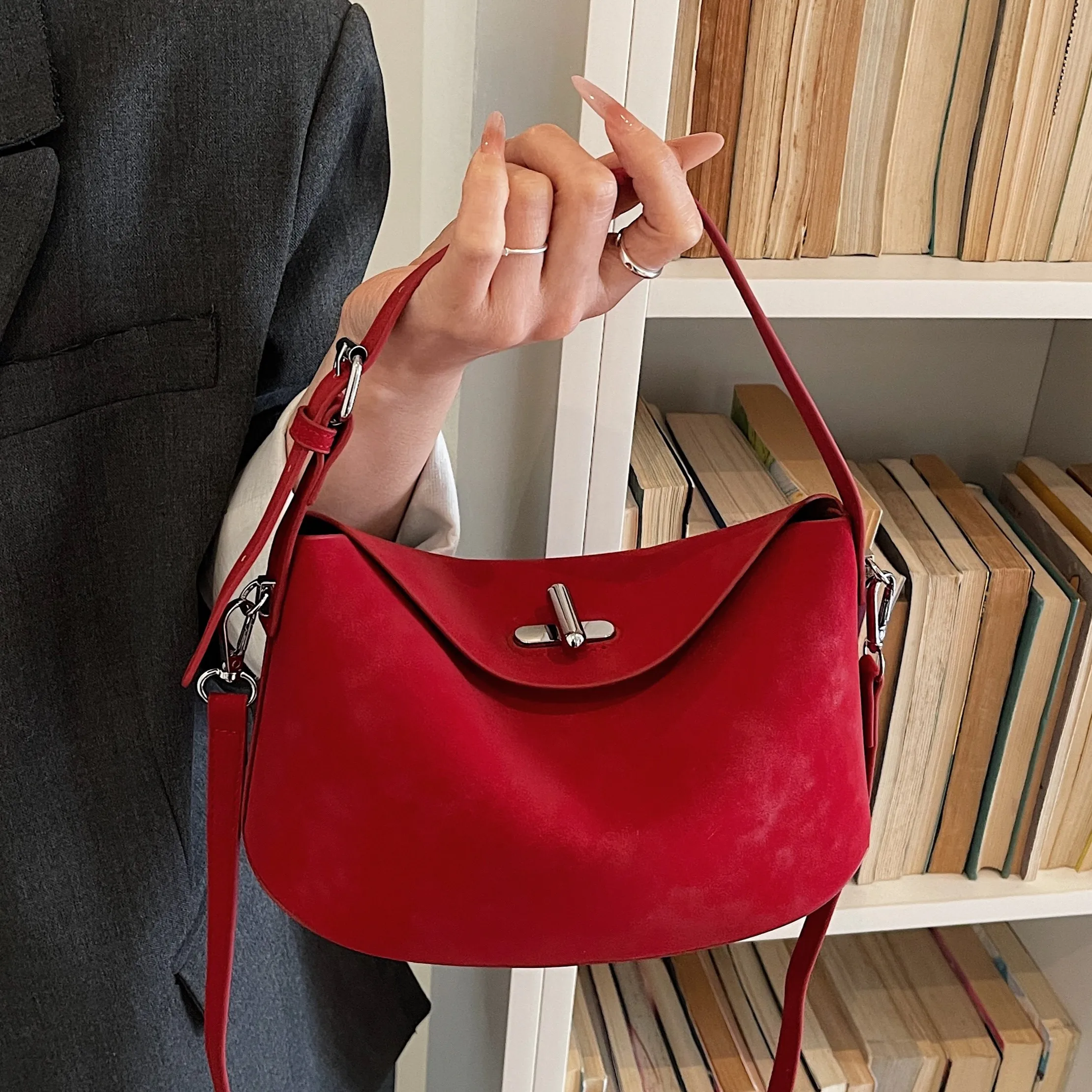 

Elegant City Women's Handbag Trendy Minimalist High-Appeal Fashionable Suede Red Crossbody Bag for Stylish Versatility Purse
