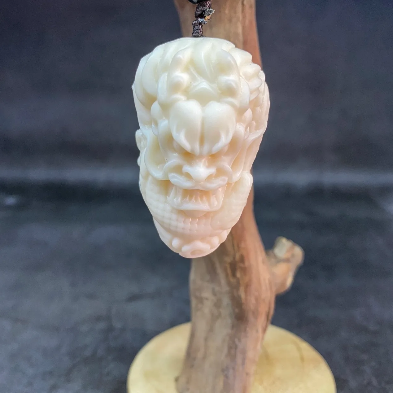 Ivory Nut Carved Dragon Hand Piece Car Hanging Ornament Home Wall Decor Wenwan Craft Accessory