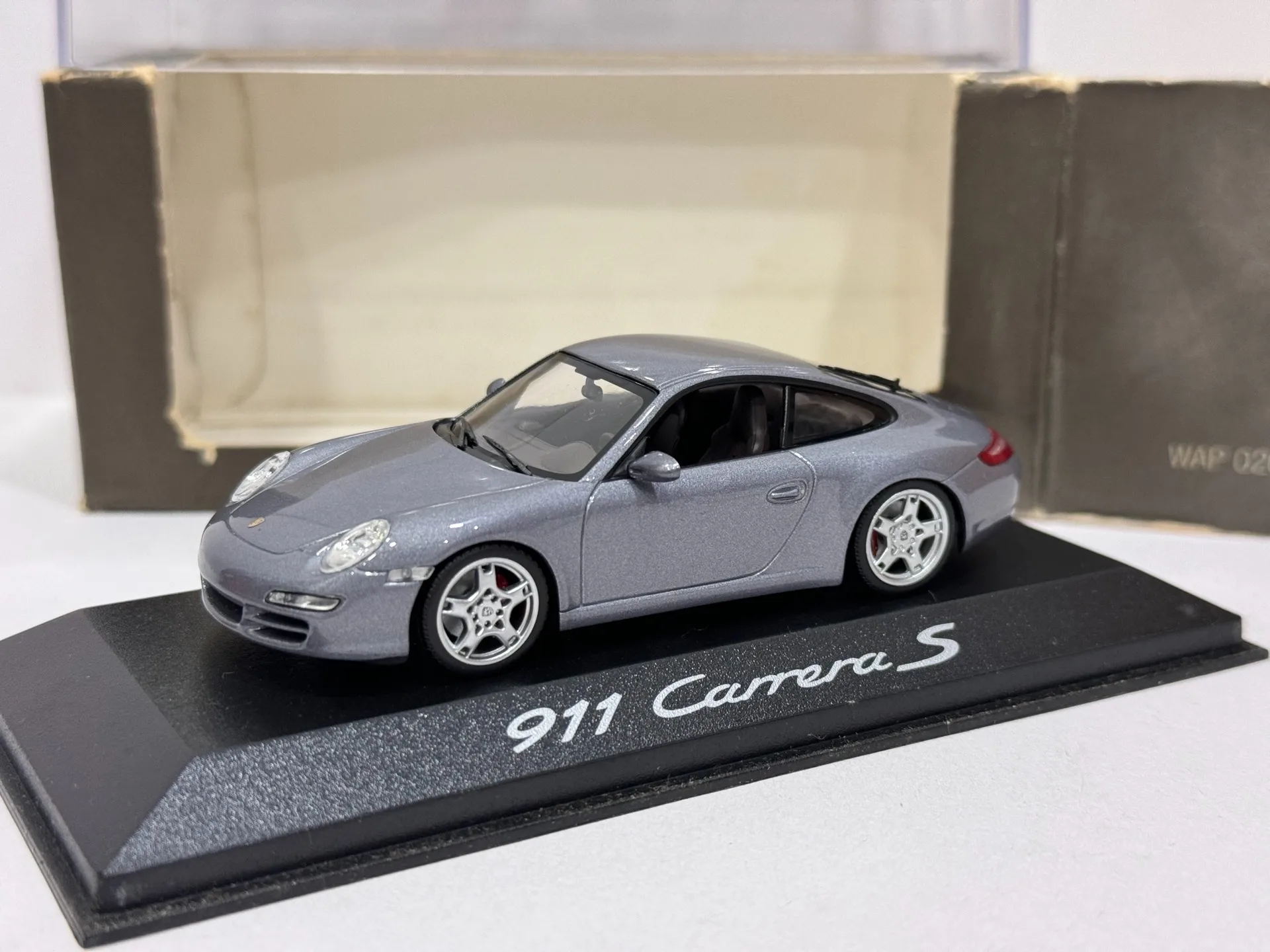 รถโมเดลไดแคสต์ Diecast Minichamps ขนาด 1/43 รุ่น Porsche 911 Carrera S ทำจากโลหะผสม ของสะสม ของเล่น ของที่ระลึก กล่องผิด ของชำร่วย อยู่ในสภาพเสียหาย