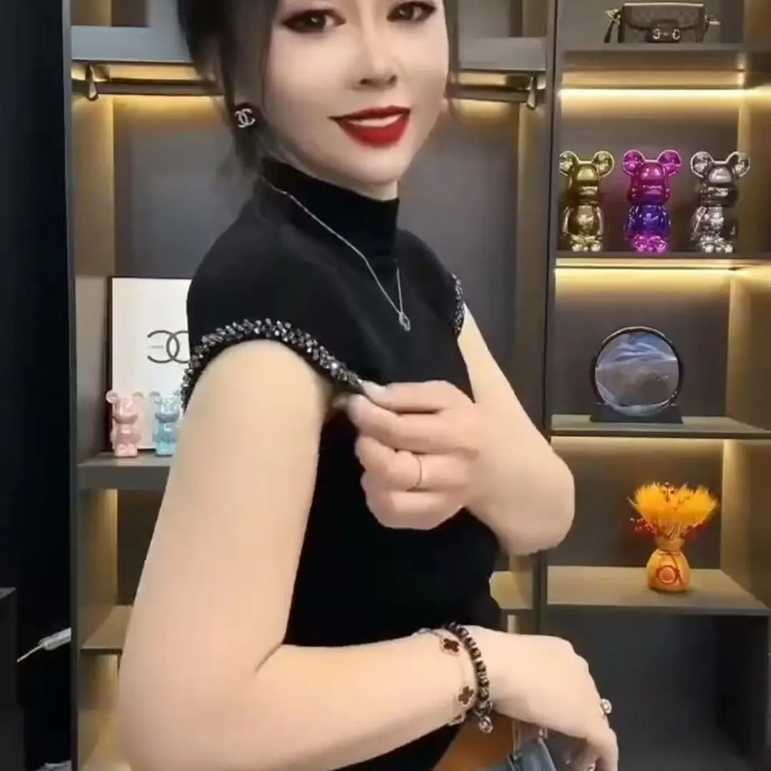 Nuova maglietta da donna a maniche corte con spalle scoperte e collo alto sottile alla moda per l'industria pesante alla moda