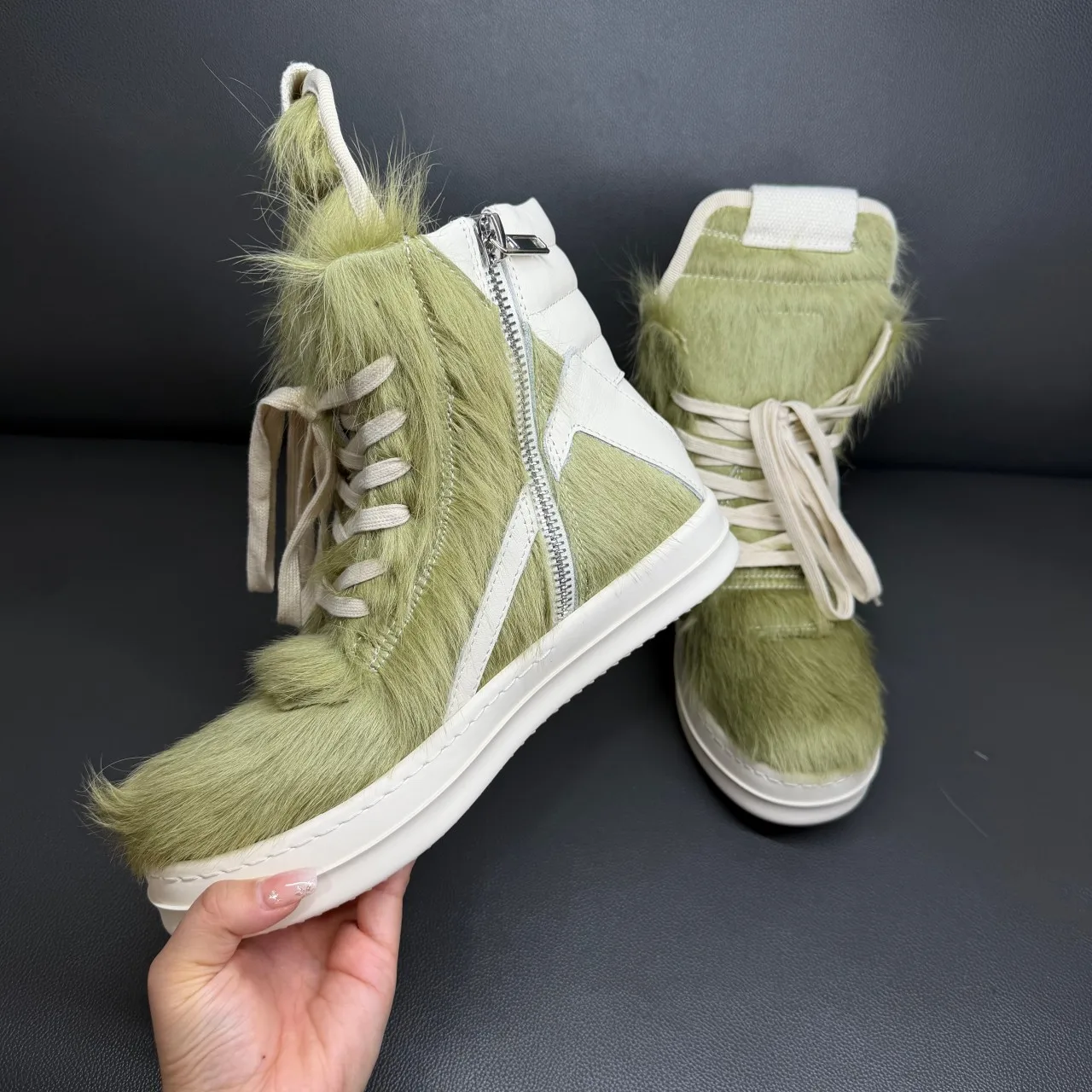Botas de tobillo de moda de caña alta para hombre y mujer, zapatillas casuales de pelo de caballo verde, zapatos de cuero con cremallera de pelo de caballo gris de lujo.