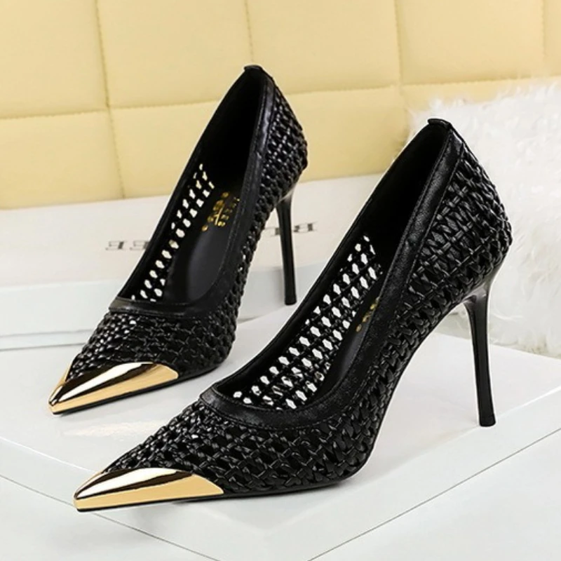 2026 النمط الفرنسي النساء مضخات موضة الجوف خارج المنسوجة خنجر حذا فردي للسيدات أشار تو الفم الضحلة 9.5 سنتيمتر عالية الكعب الأحذية #1