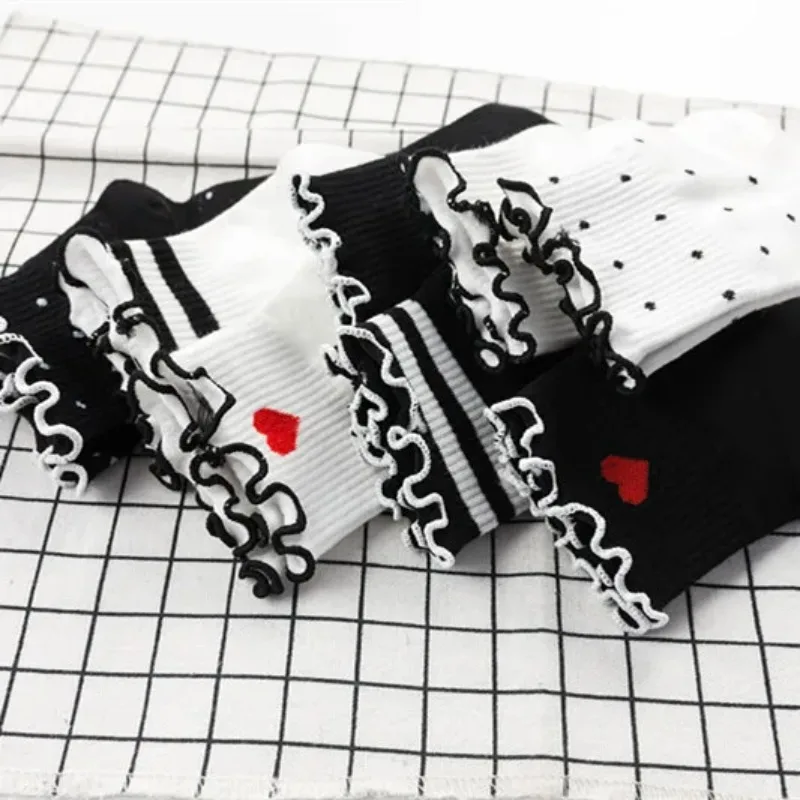 New Women Cotton Cusual White Black Socks Girls Cute Crimped Ankle Sock Stripes Dots Heart Short Socks Calcetines Mujer Sokken