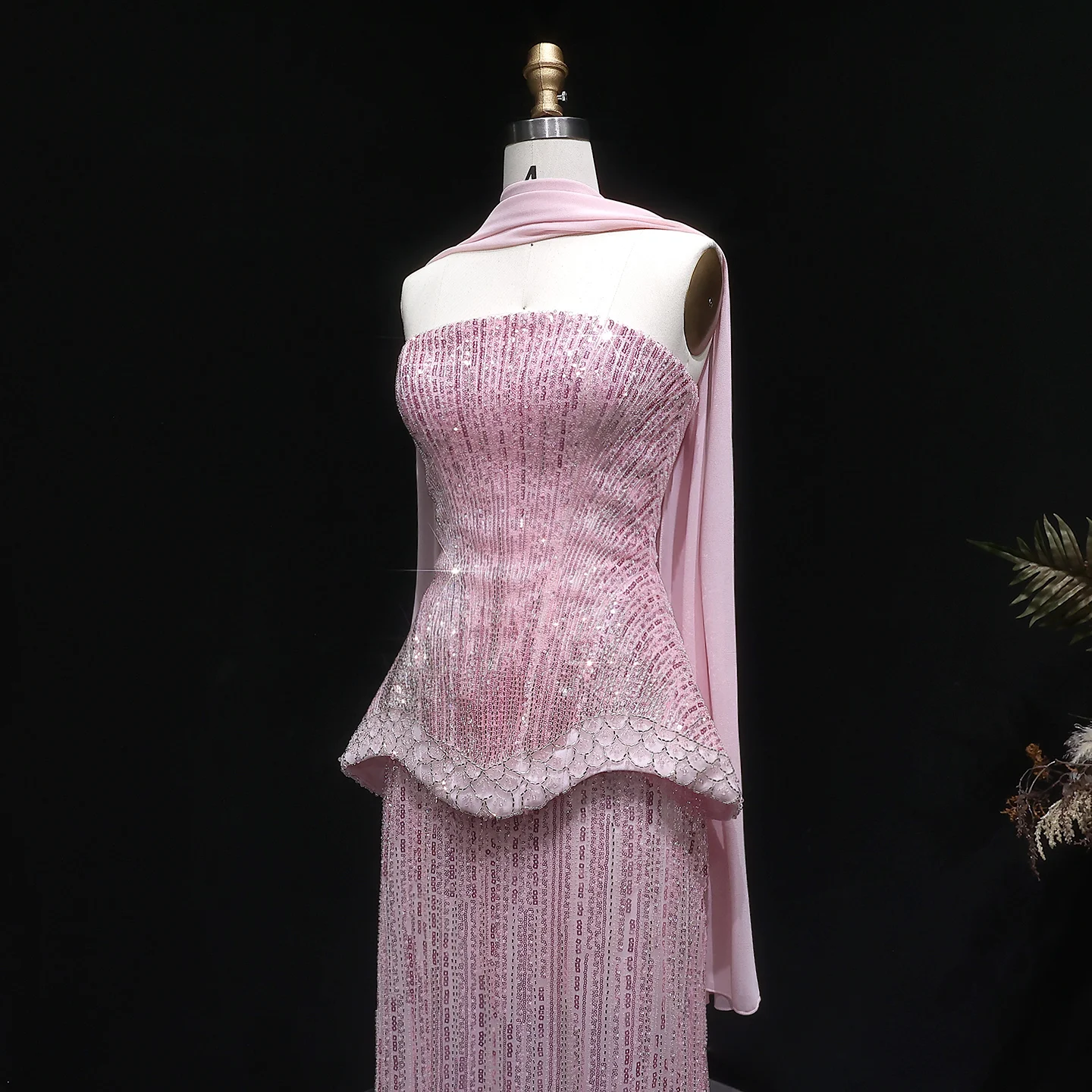 Sharon Said Luxuriöses Dubai-Orangefarbenes Abendkleid mit schweren Pailletten und Perlenstickerei 2026, trägerloses Kleid mit Schal, arabisches Party-Ballkleid SS560, maßgeschneidert – Detail 19
