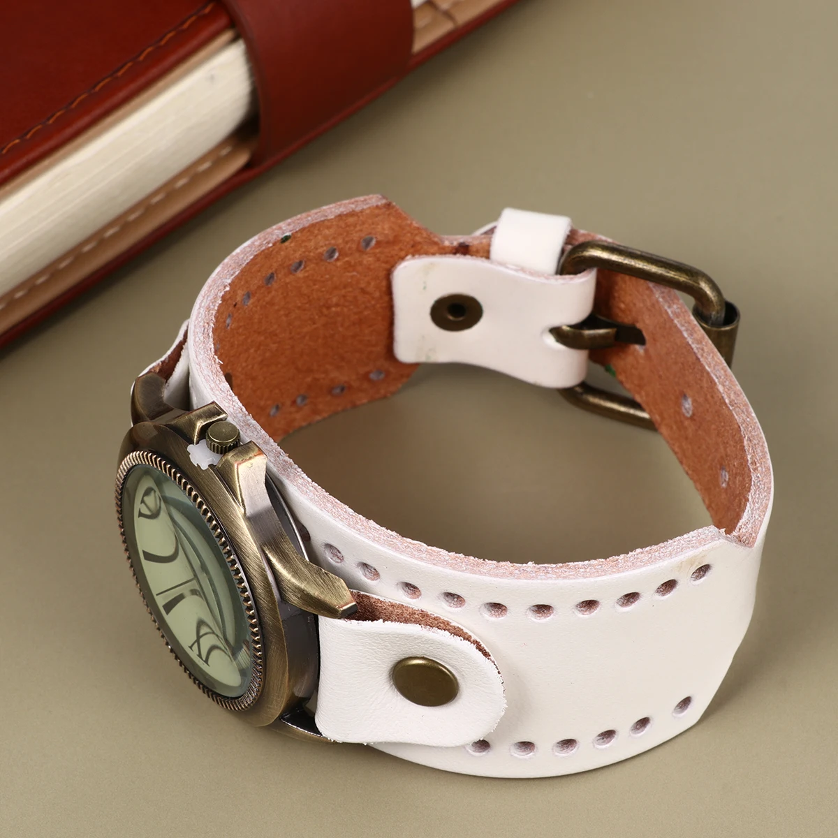 

1pc Genuine Cowhide Retro Roman Numeral Quartz Wristwatch For Women Vintage Bracelet Watch Wedding Birthday Gift (White)
