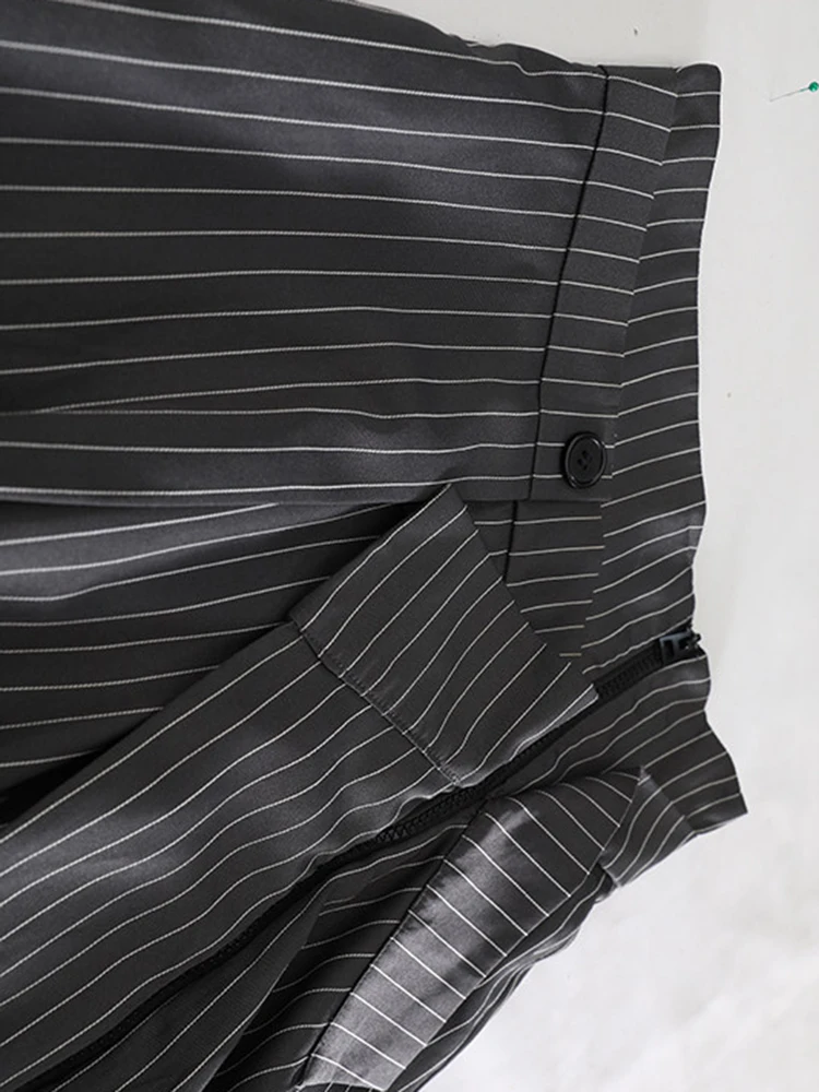 [EAM] High Waist Gray Striped Irregular Pleated Elegant A-line Half-body Skirt Women Fashion Tide New Spring Autumn 2026 1DJ7864