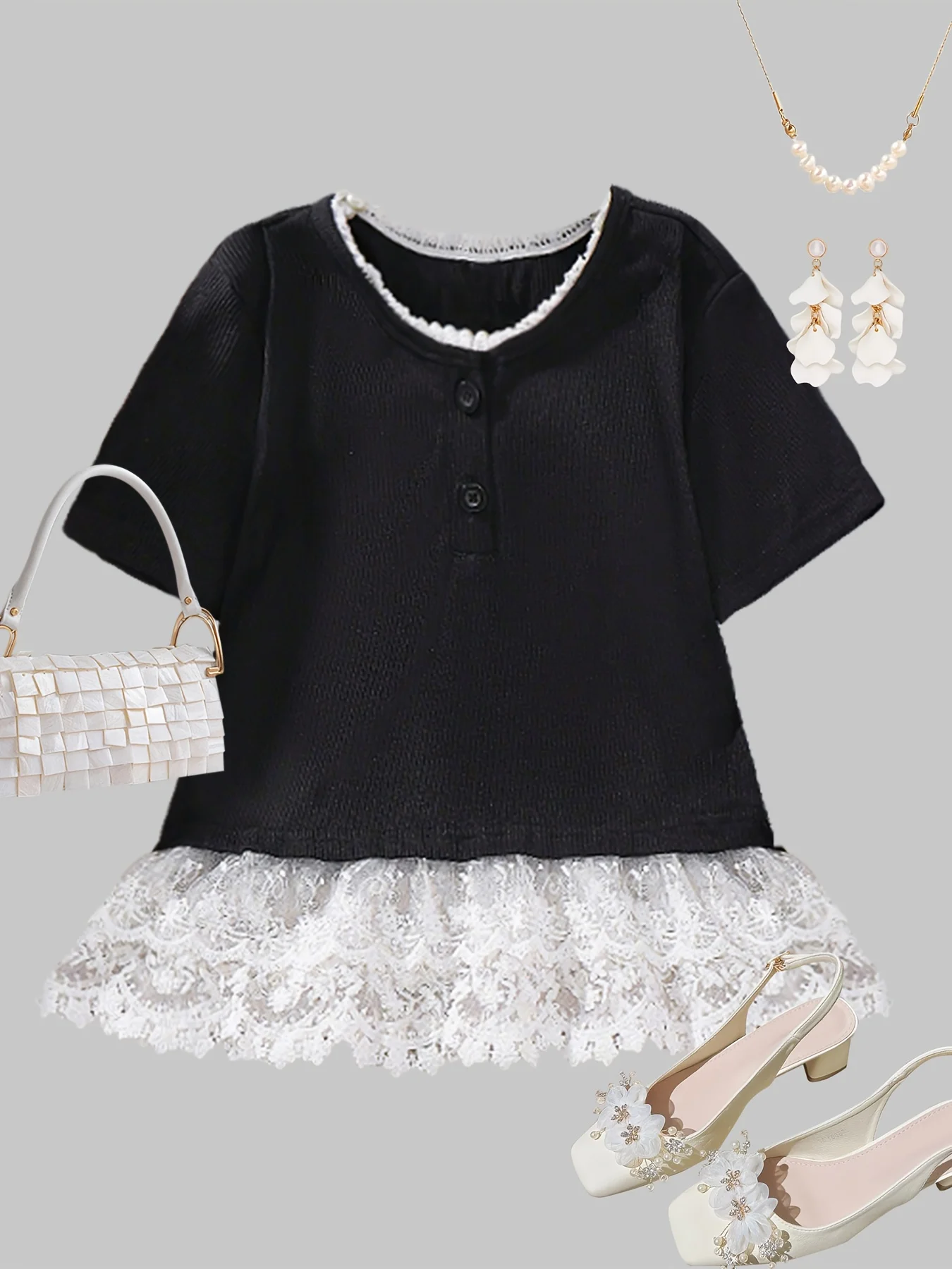 

Элегантная черная футболка для девочек на весну и лето с белой кружевной отделкой по вырезу горловины и белой кружевной отделкой по низу.