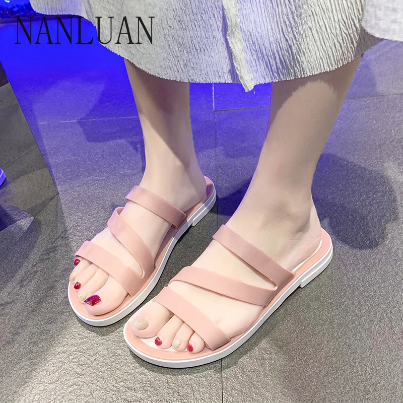 2024 Boutique moda de verano zapatillas de mujer nuevos zapatos de mujer simples de Color sólido sandalias antideslizantes de interior para las cuatro estaciones