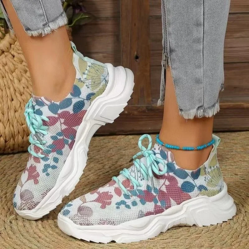 Feminino respirável moda casual desportivo sapatos planos de malha base inferior sola grossa único sapato versátil para o verão