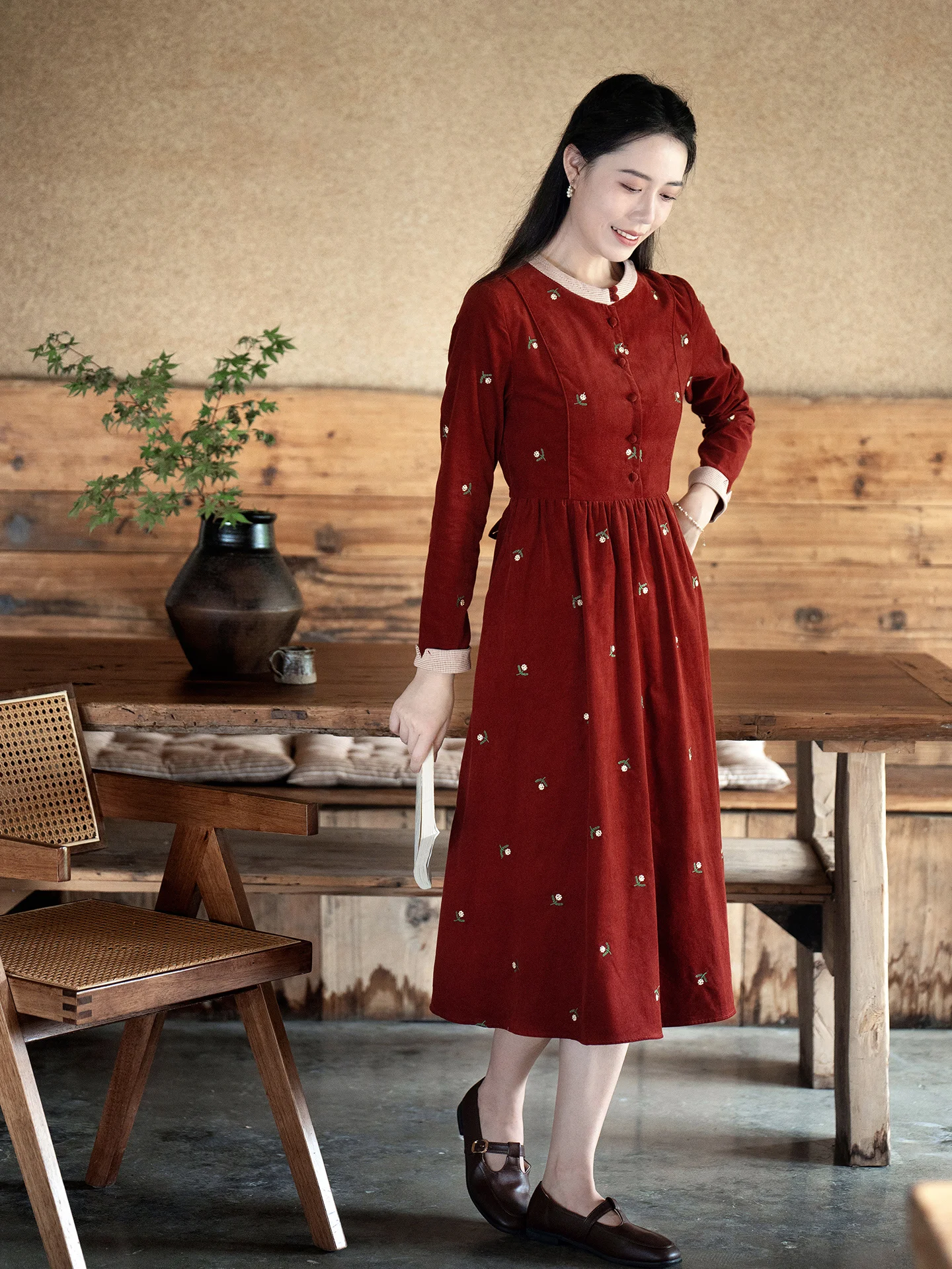 

Ретро-платье оранжевого цвета из чистого хлопка с вышивкой, приталенное, с длинными рукавами, женское, модное, в стиле кантри, весенняя новинка