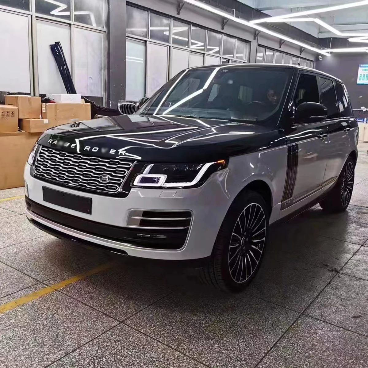

Consist of grill bumper body kit for Land Rover Range Rover vogue L405 2013-2017 Alterated to 2020 SVA.