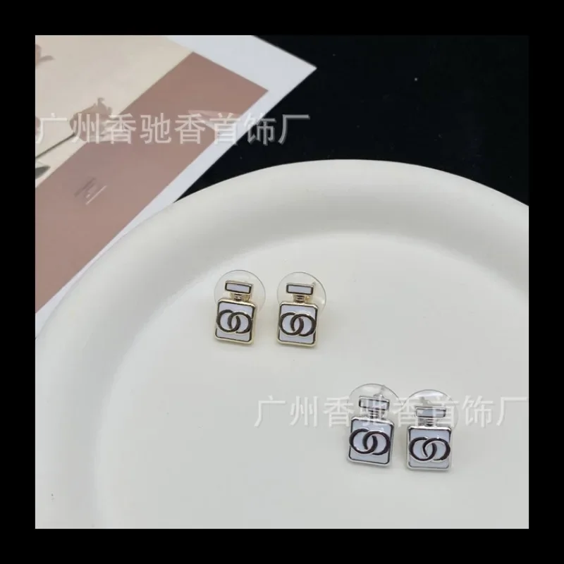 

Новые белые эмалированные маленькие серьги-гвоздики с флаконом духов, универсальные серьги-гвоздики для ежедневных поездок на работу