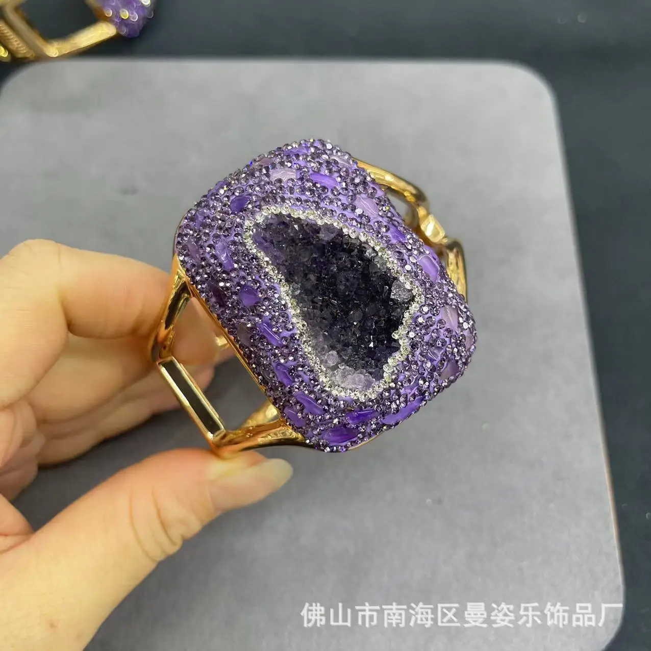Natural Uruguayan amethyst inlaid with purple gravel color retention large bracelet personalized fashion medieval natural stone