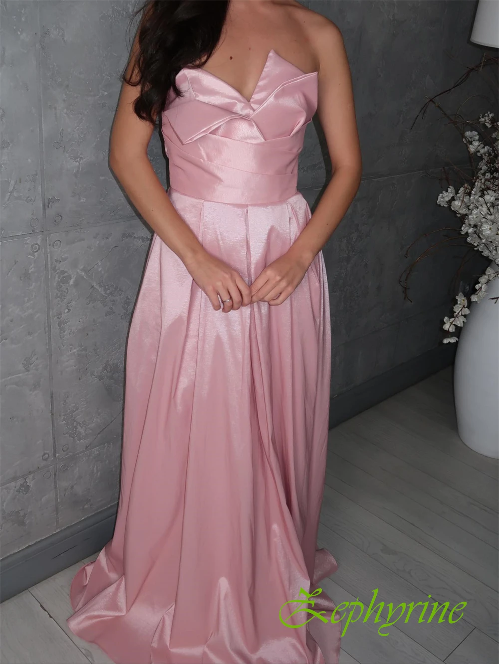 Gaun Malam A-Line Satin Elegan Kustom Gaun Prom Tanpa Lengan Indah Gaun Acara Khusus Kualitas Tinggi