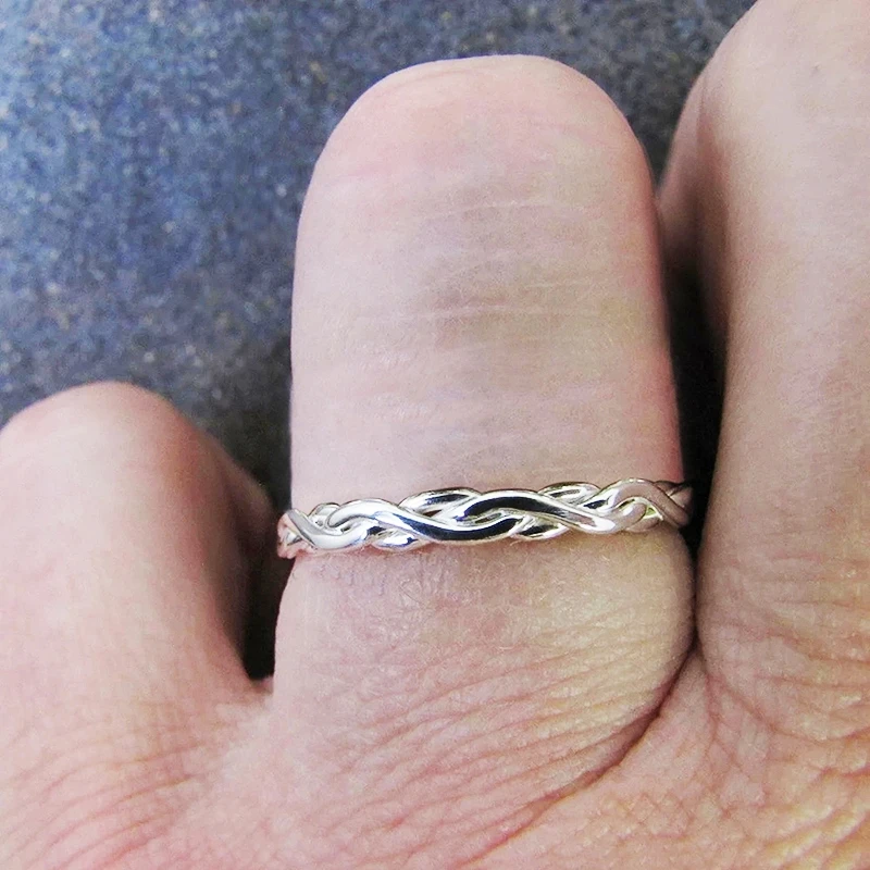 Huitan Metall-Twist-Band Damenringe Einfache Vielseitige Finger-Accessoires Hip-Hop-Stil Modeschmuck Minimalistische Ringe