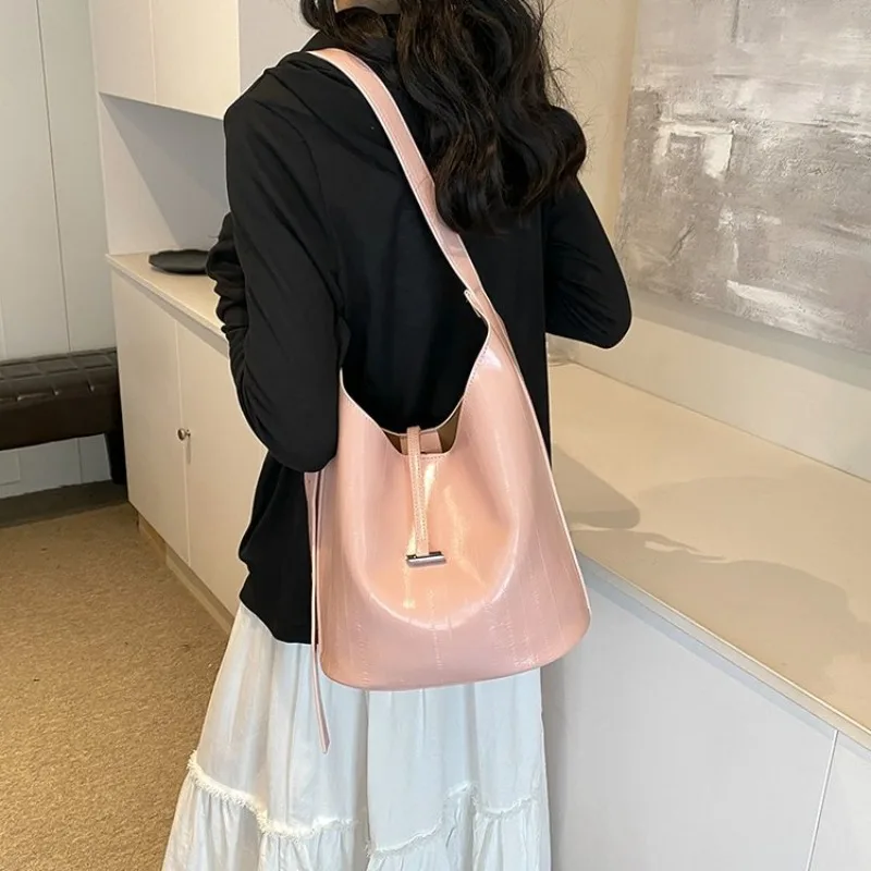 

Роскошная классическая винтажная сумка для подгузников для женщин, дизайнерская кожаная сумка-тоут с большой вместимостью, элегантная минималистичная модная сумка.