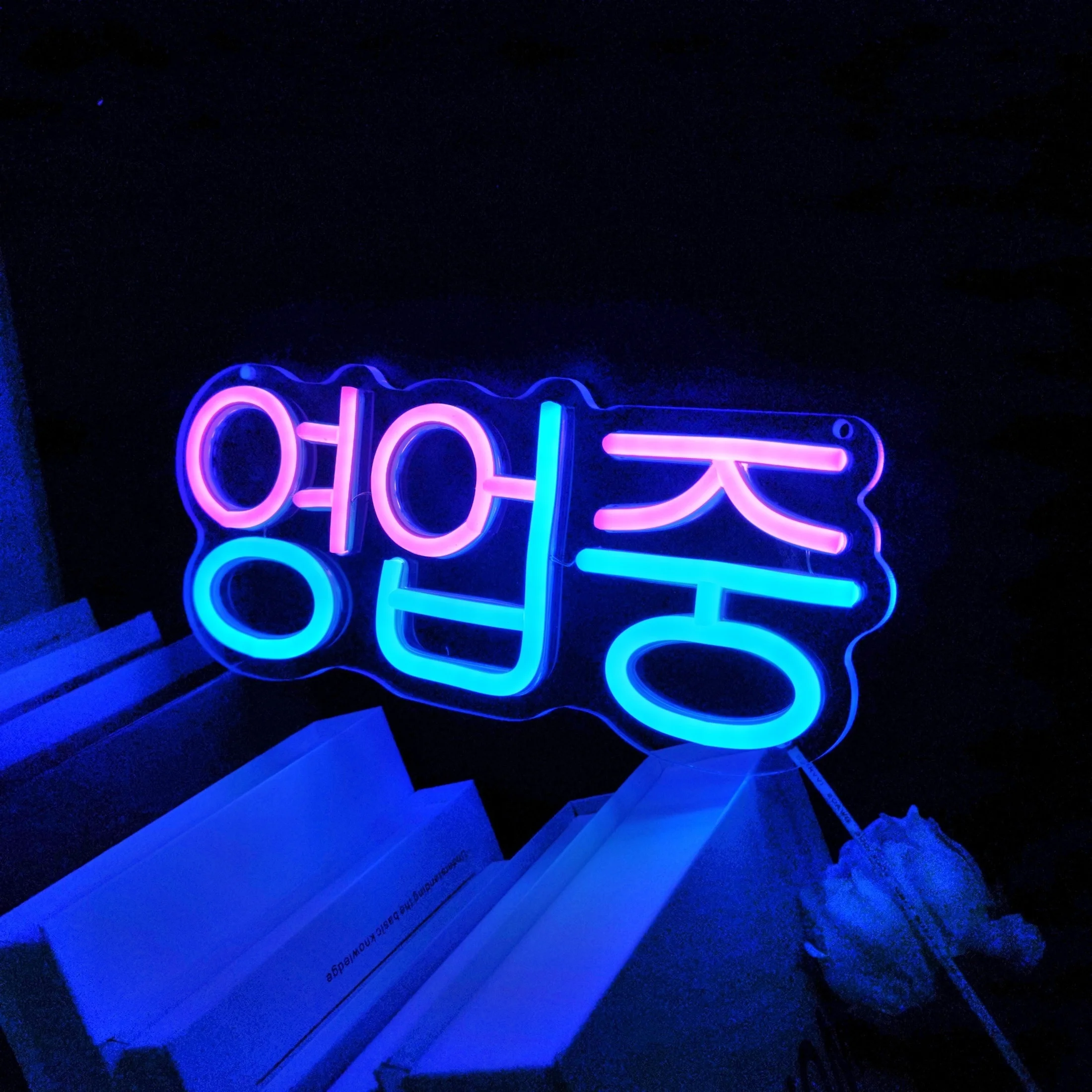 أضواء إشارة النيون LED الكورية من Enguppaciones - علامات الأعمال التي تعمل بمنفذ USB معلقة على الحائط LED لمتجر البار والمقهى وصالونات التجميل وديكور الحائط