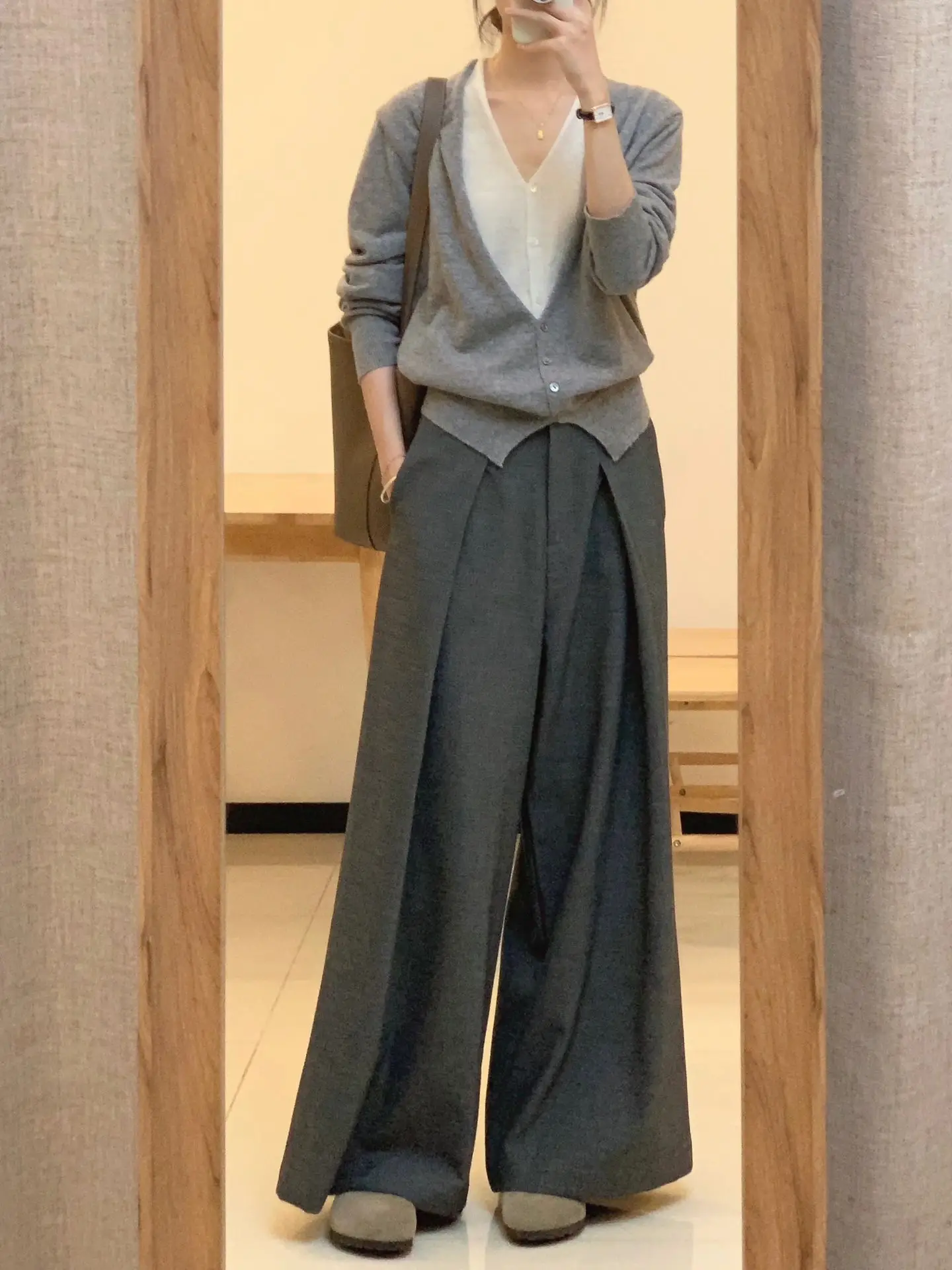 Autumn V-neck stitching cashmere knit cardigan female gray fake two-piece split temperament Korean high-grade fashion top tide