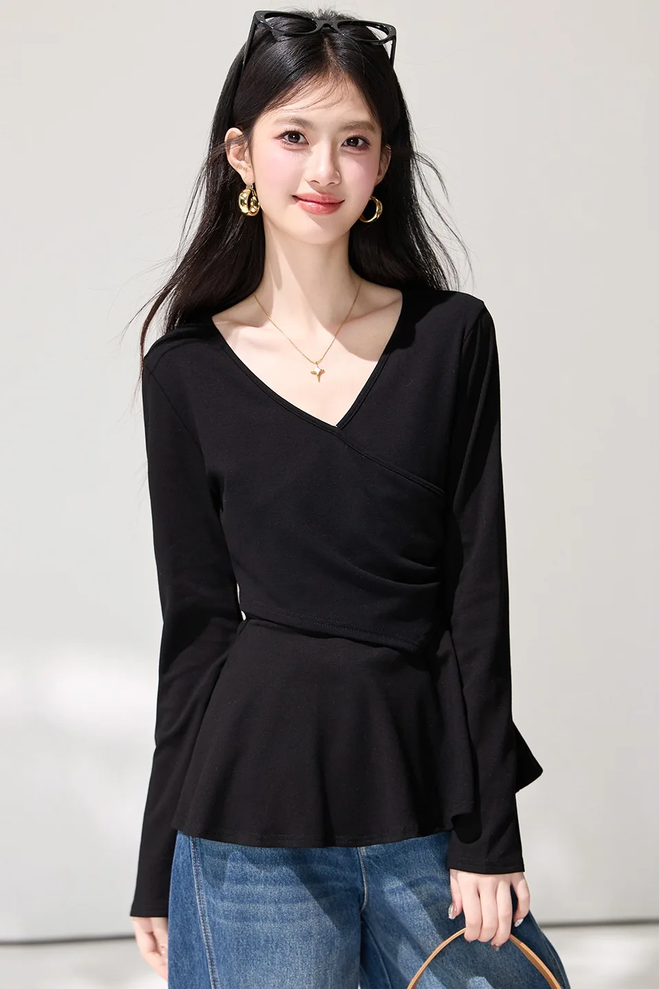 2026 Spring New Collection: Waist-hugging Long-sleeved T-shirt for Women, Designed with an Irregular V-neck Top