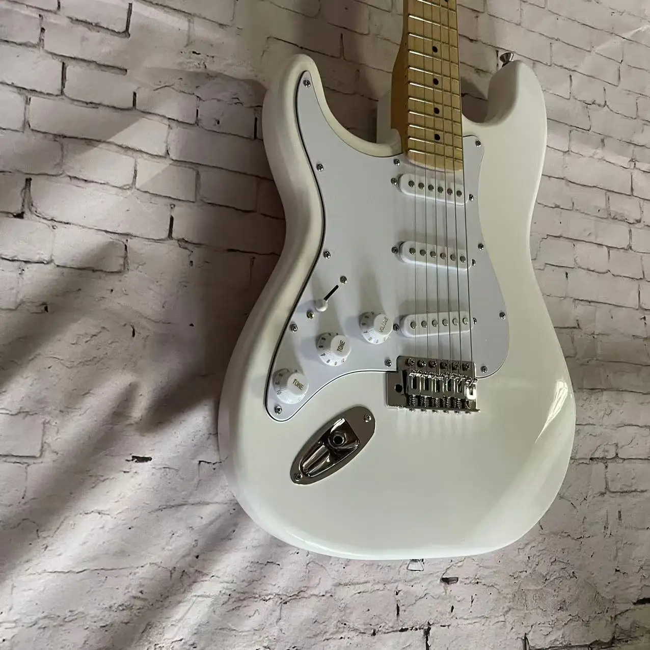Electric Guitar 6-Chord Left Hand Electric Guitar, White Body, Factory Realistic Picture, In Stock