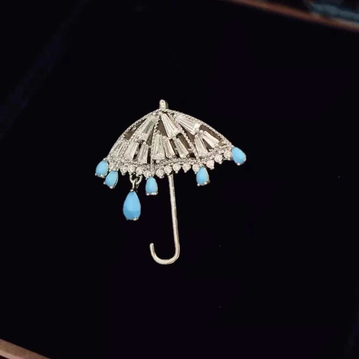 New Cute and Exquisite Diamond Blue Raindrop Umbrella Shaped Small Brooch Simple and Versatile Unique Collar Pin Accessory