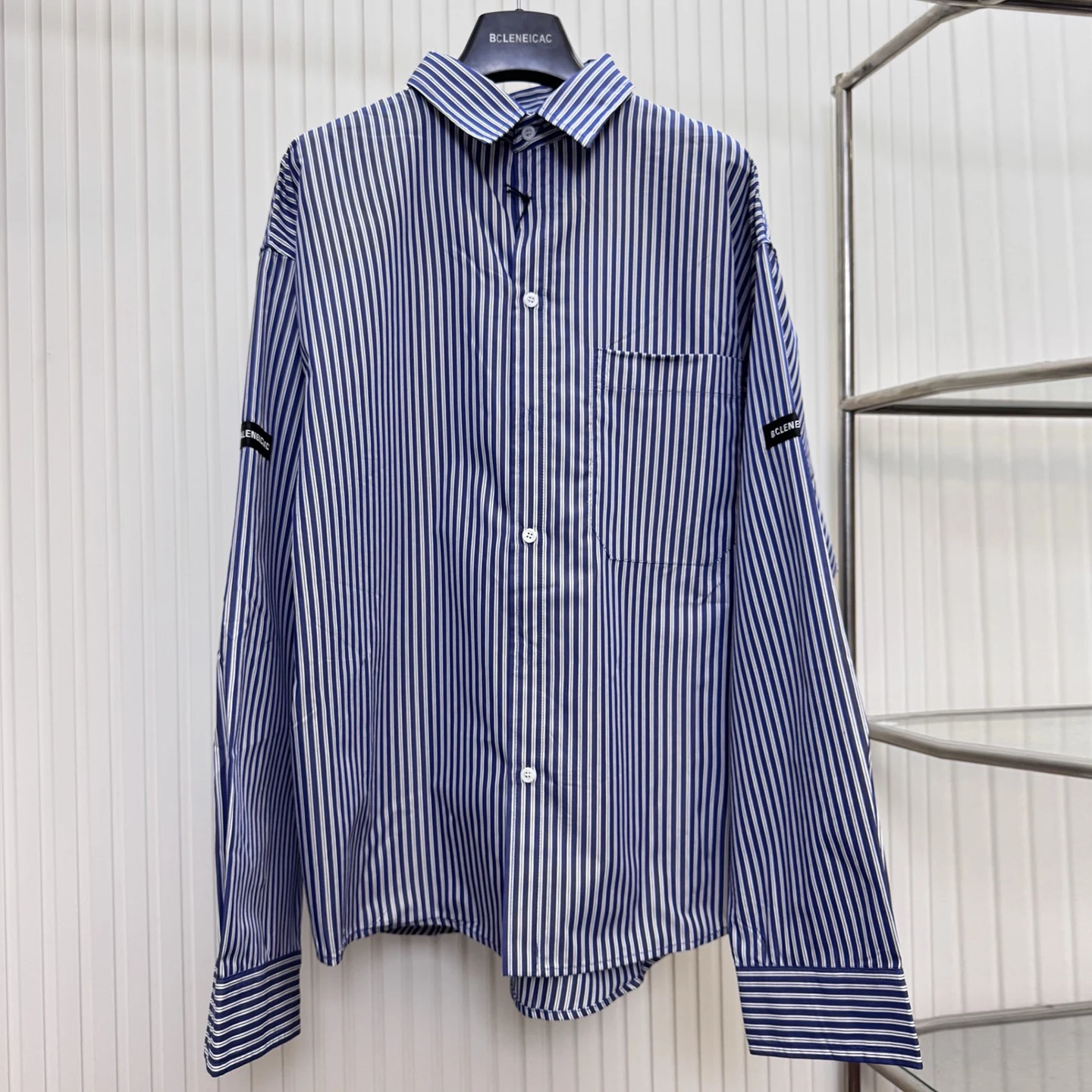 

Loose Fit Long Sleeve Shirt Blue And White Stripes Design Paris Style Cuff Logo Men's And Women's Casual Shirt BCLENEICAC