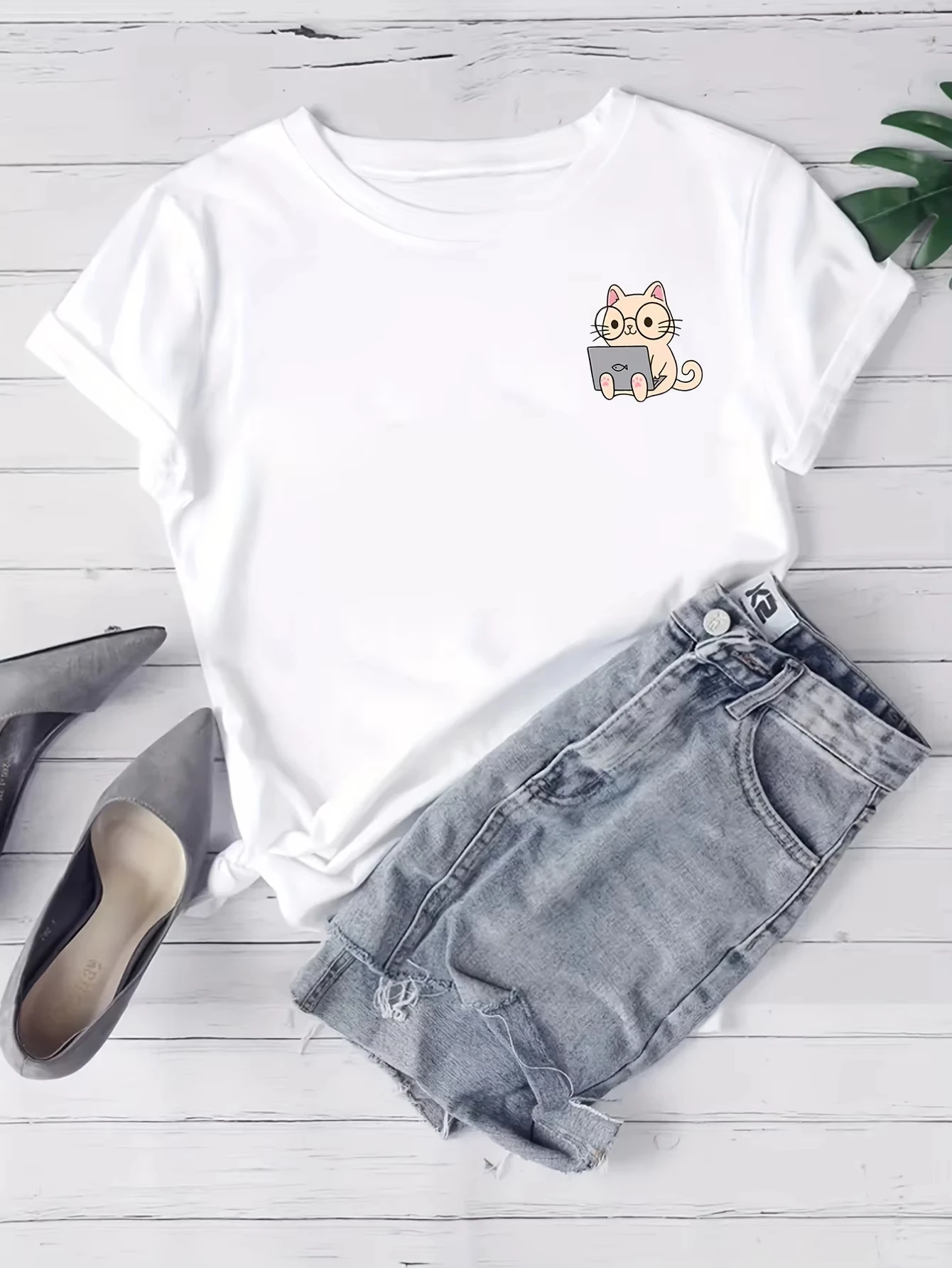 Nerd Neko: Cute Cat Working on Laptop T-Shirt Fashion Harajuku Kawaii T-shirt Casual HipHop Women's Y2K Clothing ﻿