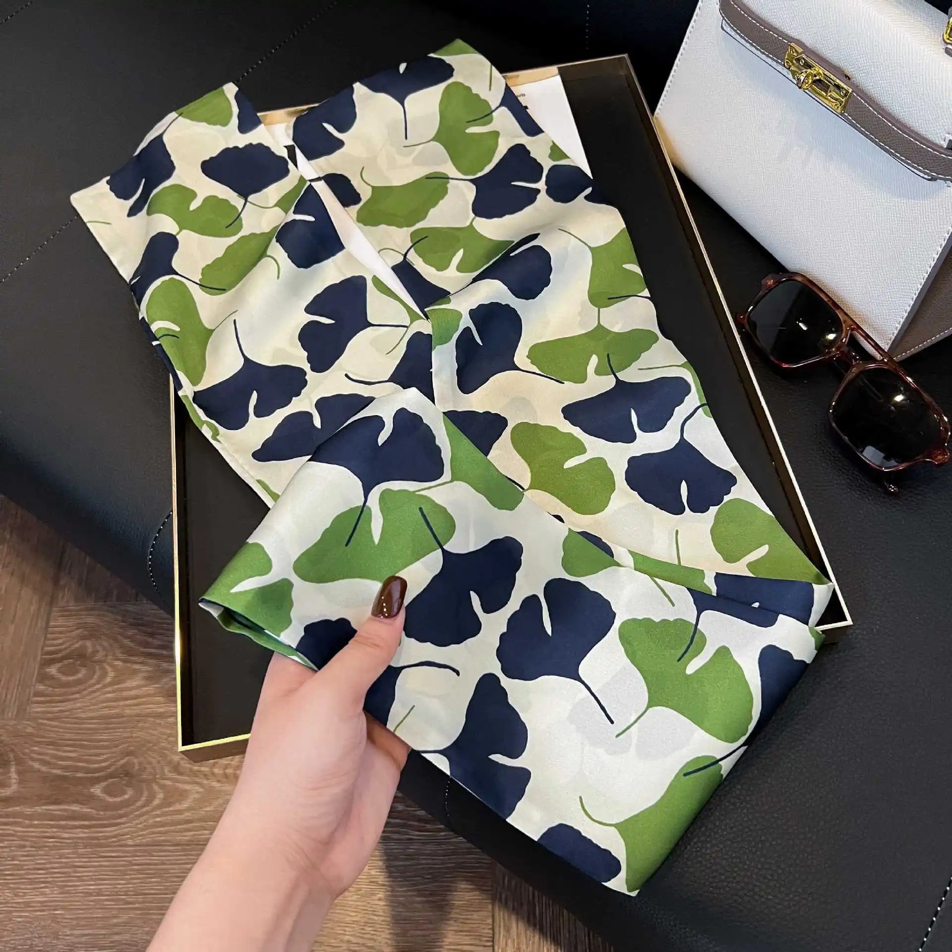 Luxuriöser Seidenschal mit Blumenmuster für Damen – Modischer schmaler Seidenschal, Taschenband, Damen-Stirnband, Kopftuch – Detail 10