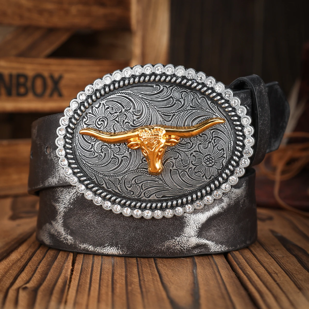 A PU belt suitable for both men and women, combining the style of western denim and retro, is perfect for daily casual outings