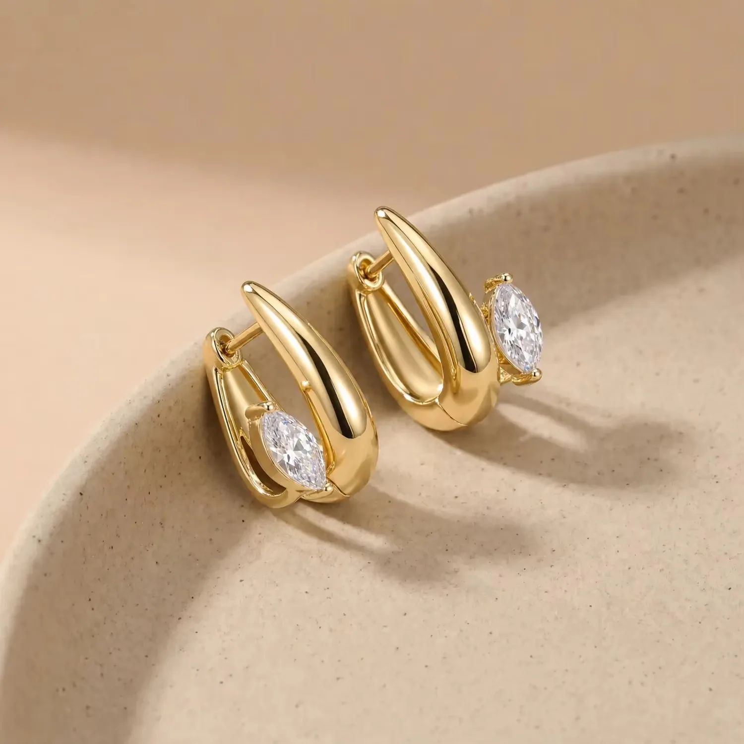 Moonmory Einzigartiges Design Luxusmarken Messing Huggie Creolen für Damen Minimalistisch 5A Birne Marquise Oval 18K Vergoldete Ohrringe – Detail 28
