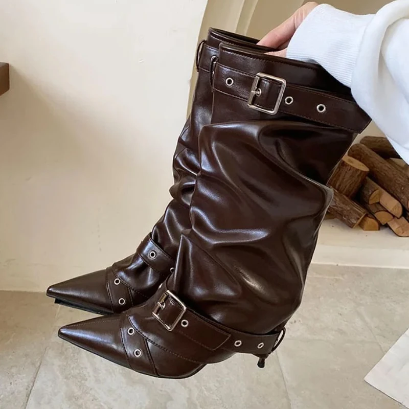 

Модные плиссированные дизайнерские ботинки до середины икры с пряжкой на ремне, пикантные женские осенне-зимние рыцарские сапоги из мягкой кожи на шпильке, женские