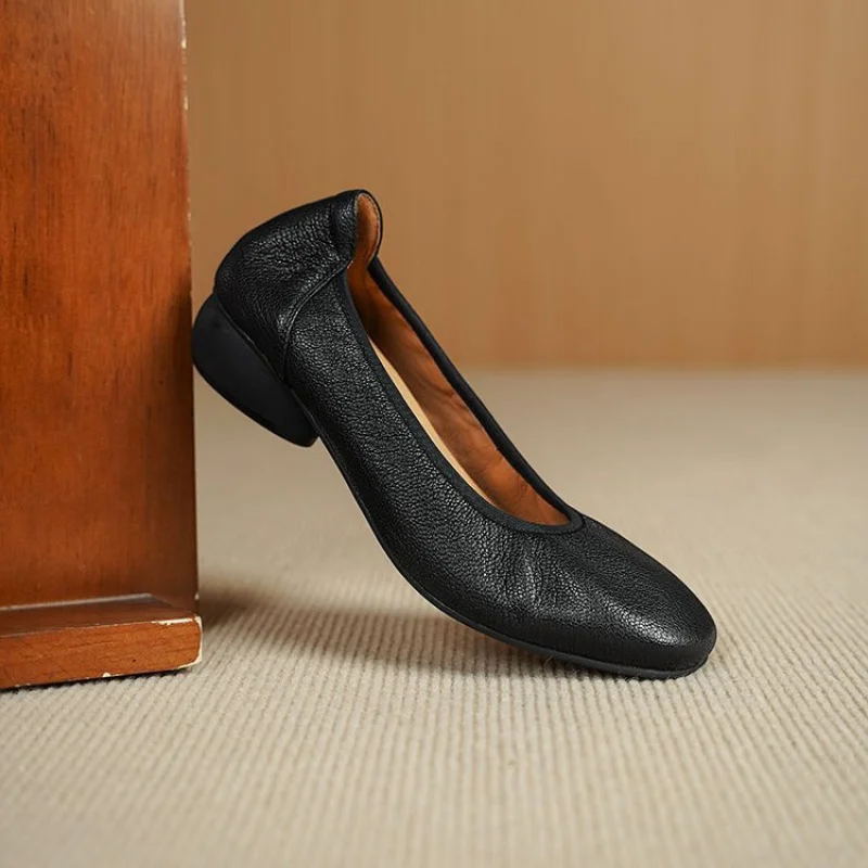 2025 Nuevos zapatos planos de tacón bajo de corte bajo para mujer, cuero suave y suela suave, punta redonda, elegantes y cómodos, zapatos sin cordones para mamá